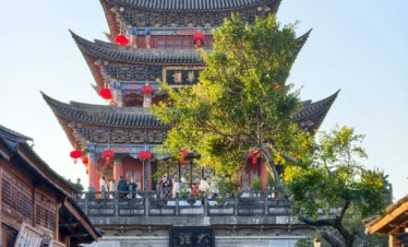 大理古城五華樓，傳統建築與紅燈籠點綴，下方為歷史城門景觀。