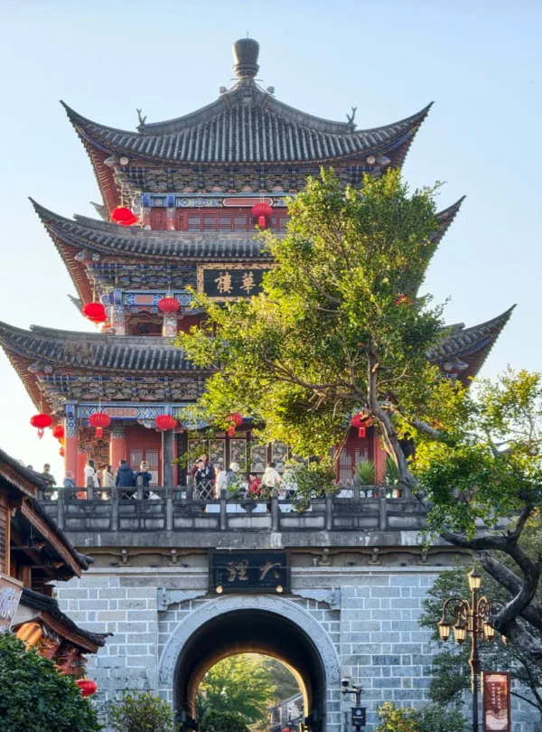 大理古城五華樓，傳統建築與紅燈籠點綴，下方為歷史城門景觀。