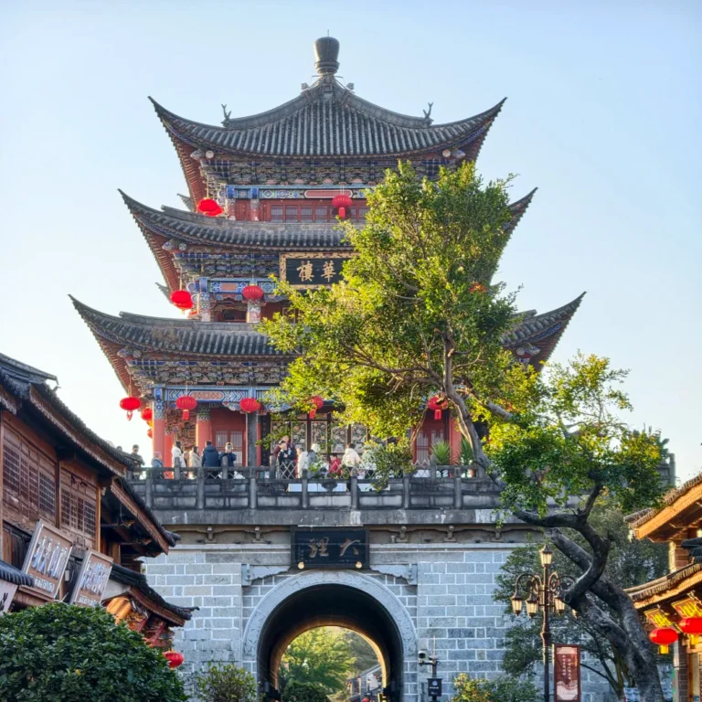 大理古城五華樓，傳統建築與紅燈籠點綴，下方為歷史城門景觀。