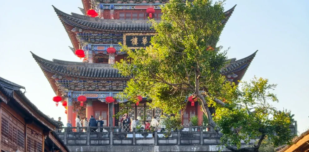 大理古城五華樓，傳統建築與紅燈籠點綴，下方為歷史城門景觀。