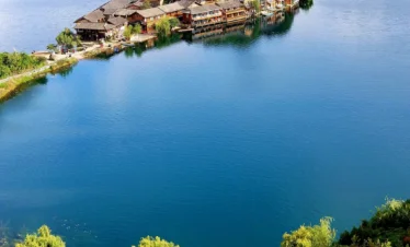 俯瞰 瀘沽湖 湖中半島上的摩梭村落與傳統木屋。
