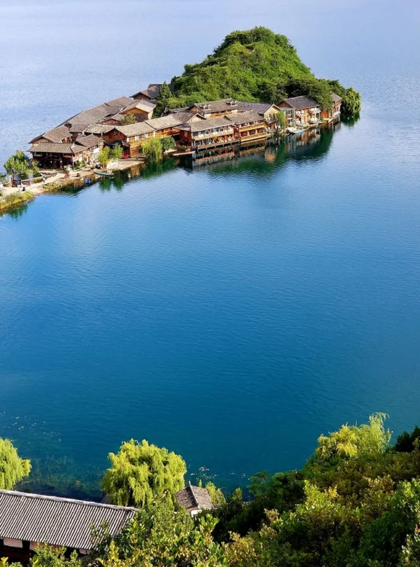 俯瞰 瀘沽湖 湖中半島上的摩梭村落與傳統木屋。