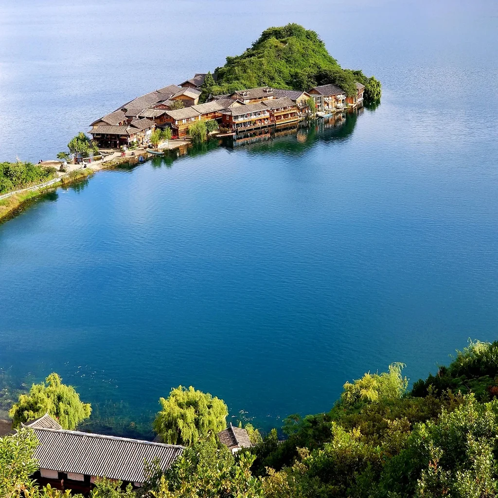 俯瞰 瀘沽湖 湖中半島上的摩梭村落與傳統木屋。