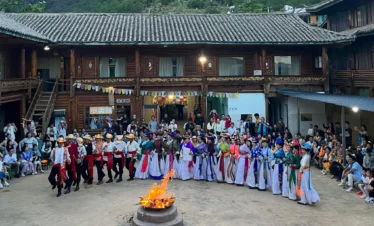瀘沽湖摩梭族篝火晚會，圍繞火堆跳舞，穿著傳統民族服飾的文化表演場景。