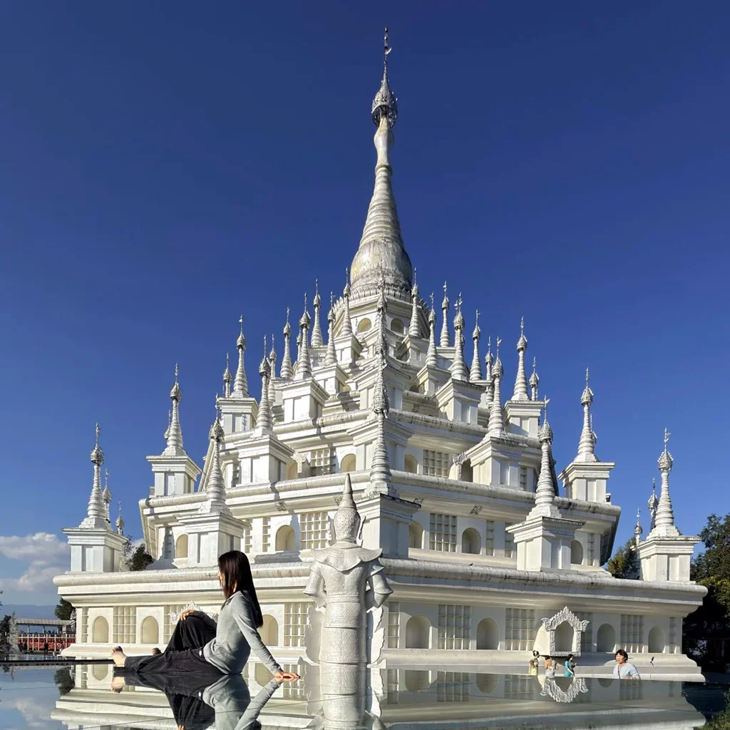 Meng Huan Grand Golden Pagoda1 中國雲南芒市大銀塔,絕美白色佛塔,層層尖塔錯落,在鏡面水池中形成完美倒影,背景是澄澈藍天。