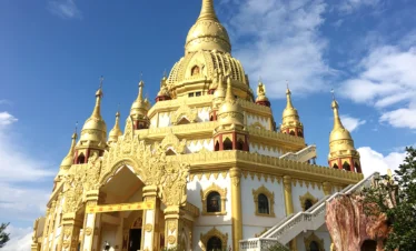 孟桓大金塔金碧輝煌的佛塔建築，塔身層層疊起並以金色裝飾點綴，在藍天白雲映襯下格外壯麗，融合東南亞佛教建築風格，展現孟桓大金塔莊嚴宏偉的宗教與文化景觀