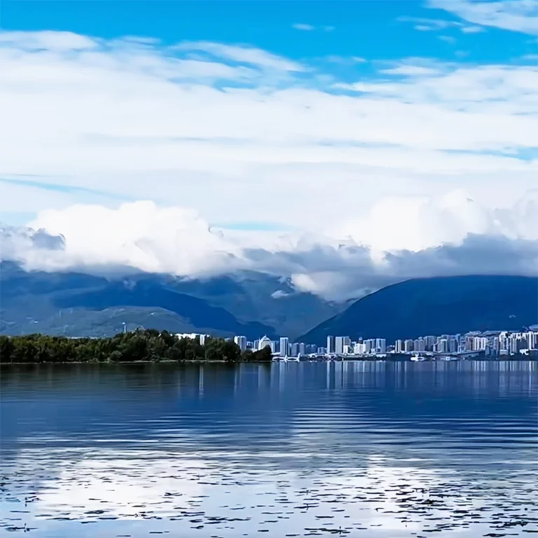 Cangshan Mountain Dali 大理蒼山景觀,雲霧環繞山巒,前景為洱海水面,遠處可見城市天際線。