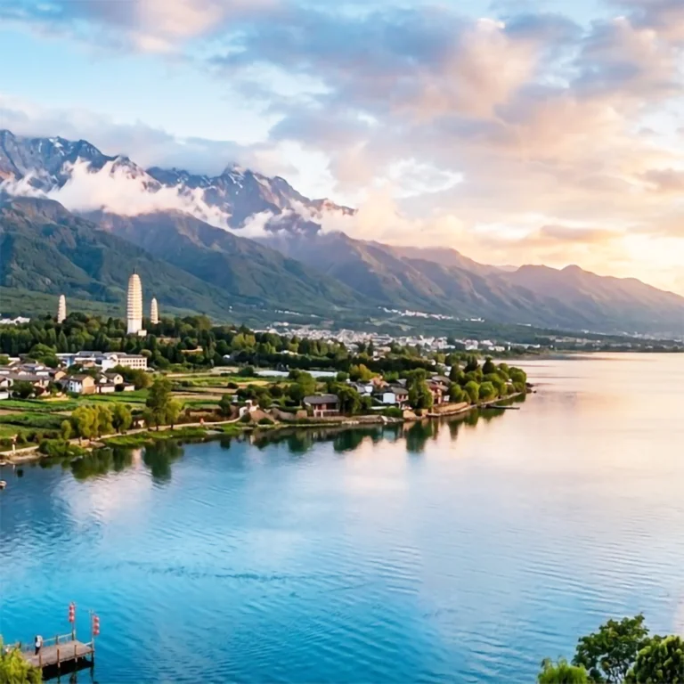 Cangshan Mountain and Erhai Lake Dali 大理蒼山與洱海相依景觀,山巒、湖泊與城鎮在夕陽下呈現和諧畫面。