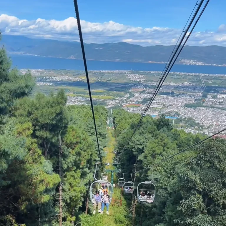 Dali Cangshan Cableway 大理蒼山索道景觀,遊客搭乘纜車穿越森林山坡,俯瞰洱海與城市風光。