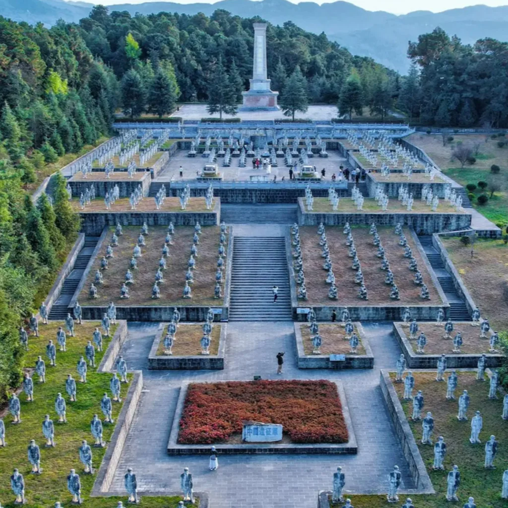 National Cemetery 國殤墓園俯瞰景觀,整齊排列的士兵雕像與階梯式紀念廣場延伸至中央紀念碑,四周群山與松林環繞,象徵對滇西抗戰英烈的追思與敬意,是騰沖重要的歷史紀念與愛國教育場所。