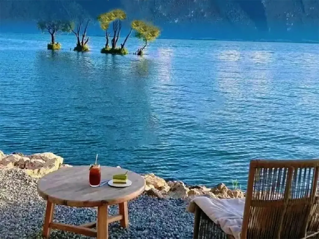 大理洱海邊慢生活場景，湖畔桌椅與飲品，遠望平靜湖水與樹影。