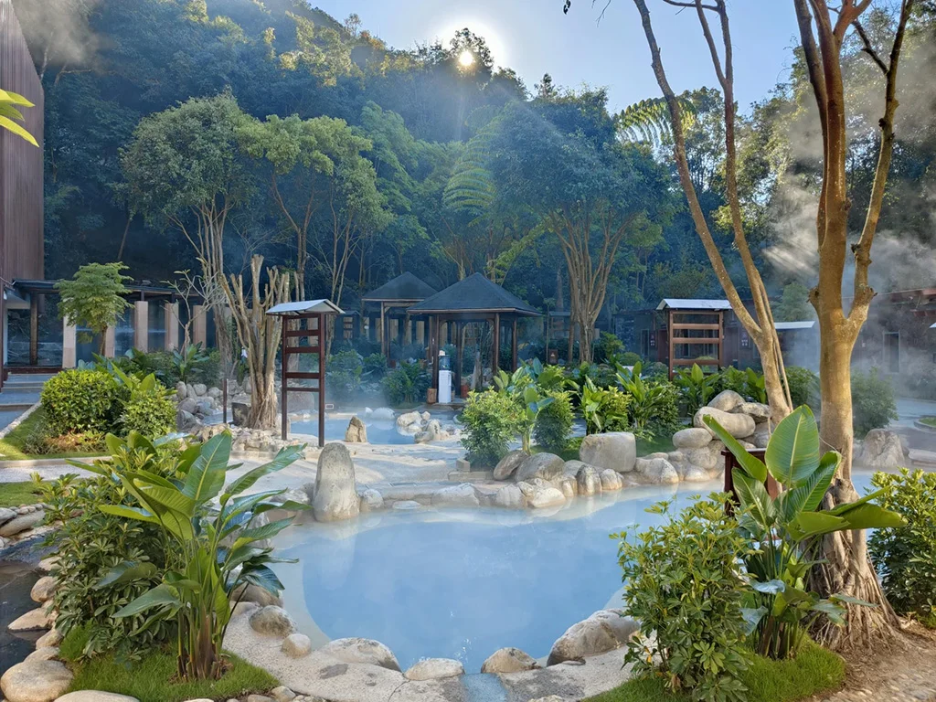 Atami Hot Spring 1 騰衝熱海的森林溫泉,乳藍色的泉池被熱帶綠意環繞,陽光穿過樹林灑在瀰漫的白霧上,是騰衝最療癒的泡湯秘境。