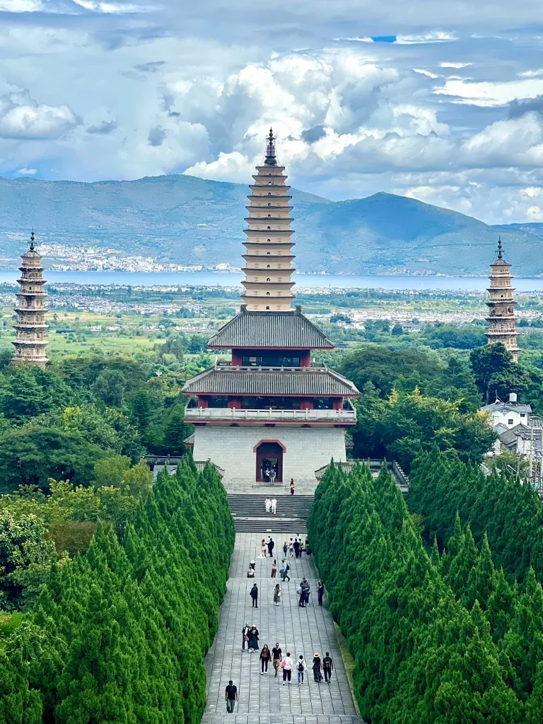 大理崇聖寺三塔主塔與寺院建築，遠山與雲景襯托壯麗景觀。
