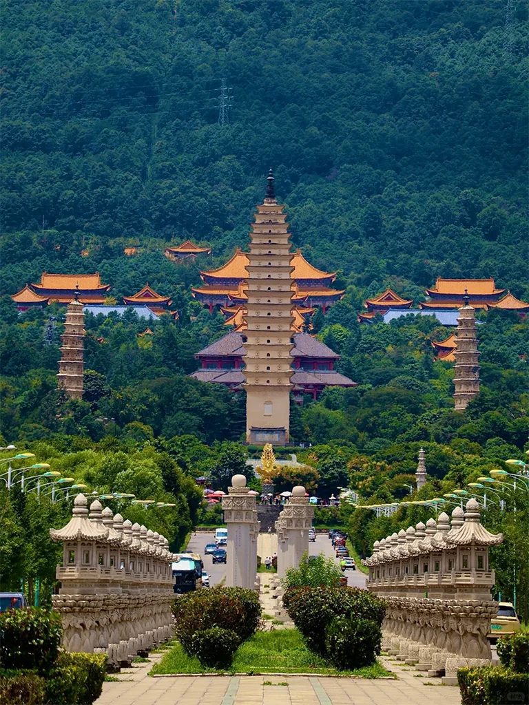 大理崇聖寺三塔，古塔與寺院建築結合，背靠青山景色壯麗。