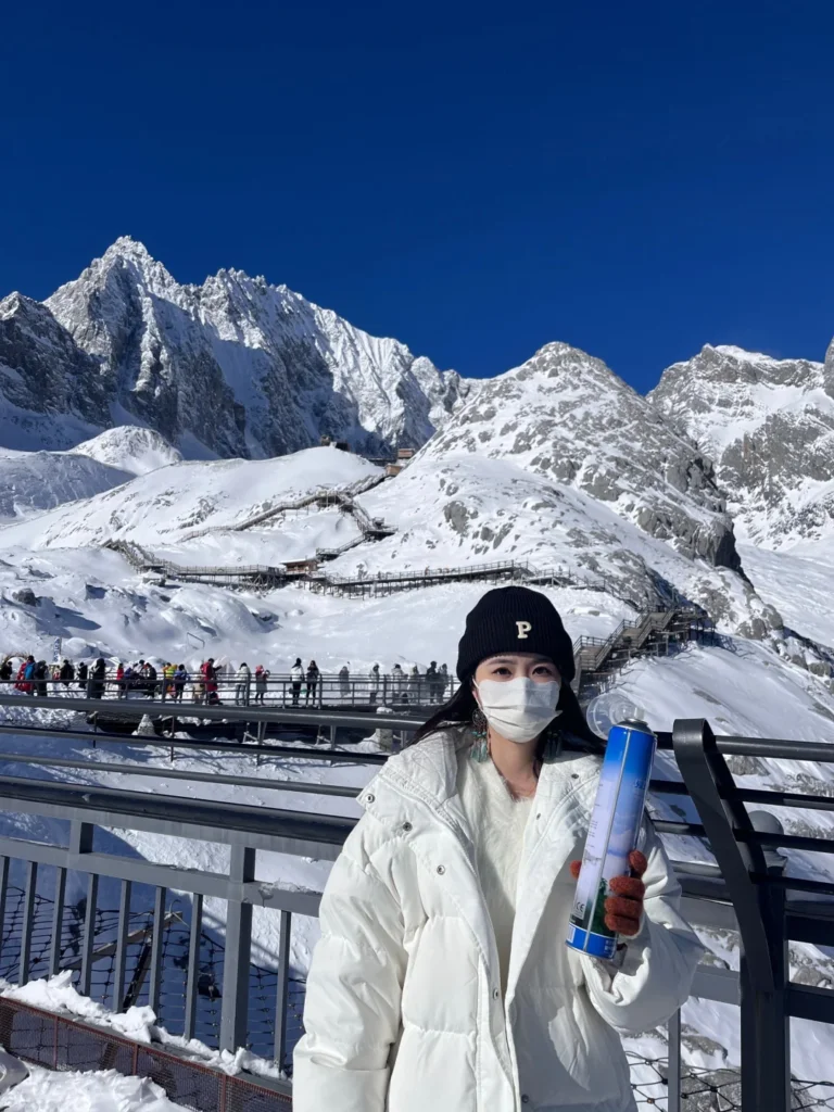 麗江玉龍雪山冬季遊客旅遊場景。