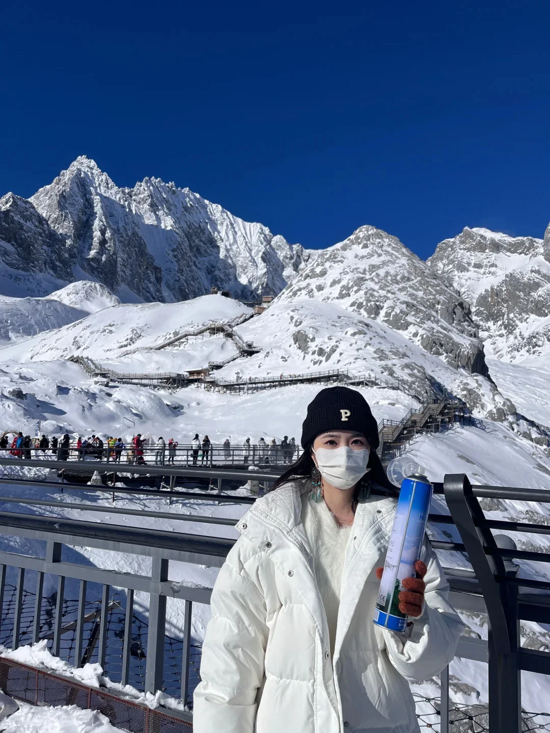 麗江玉龍雪山冬季遊客旅遊場景。