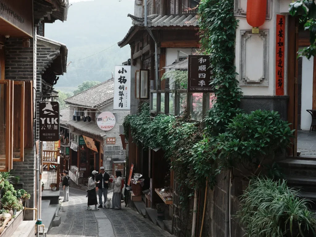 騰衝和順古鎮的石板老街，兩旁是傳統木造店屋與綠意藤蔓，小館子、咖啡館林立，是古鎮最有生活氣息的模樣。