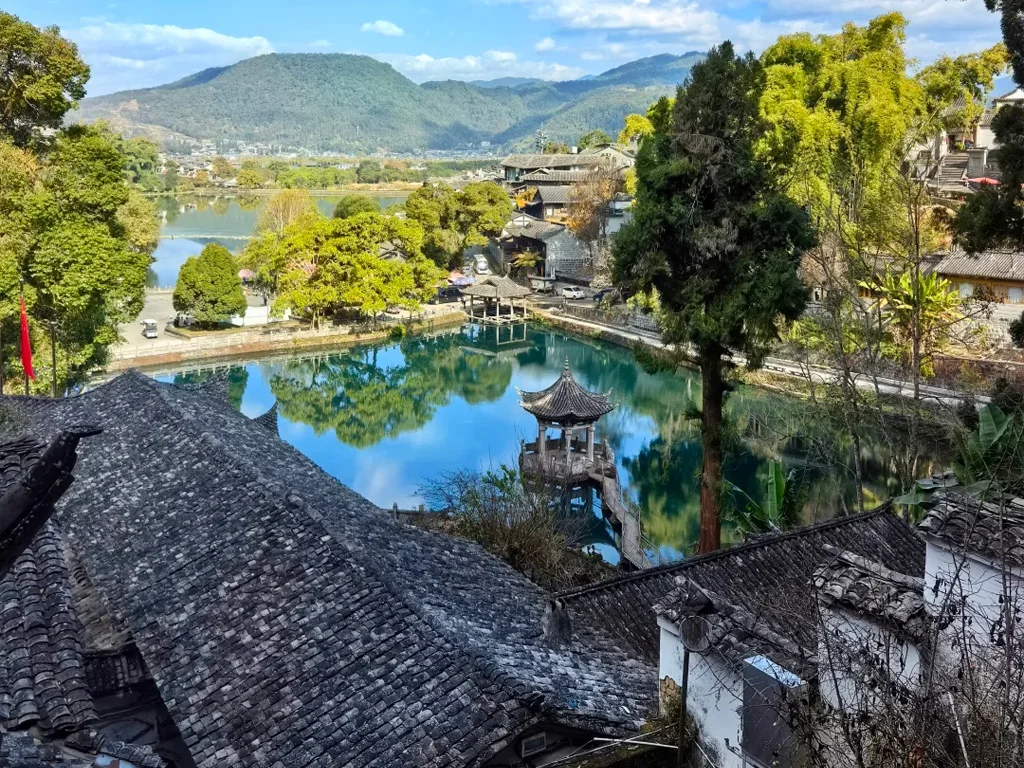 騰衝和順古鎮的核心湖景，亭台立於澄澈湖面，灰瓦民居環繞，遠山與藍天倒映水中，是古鎮最具代表性的山水畫卷。
