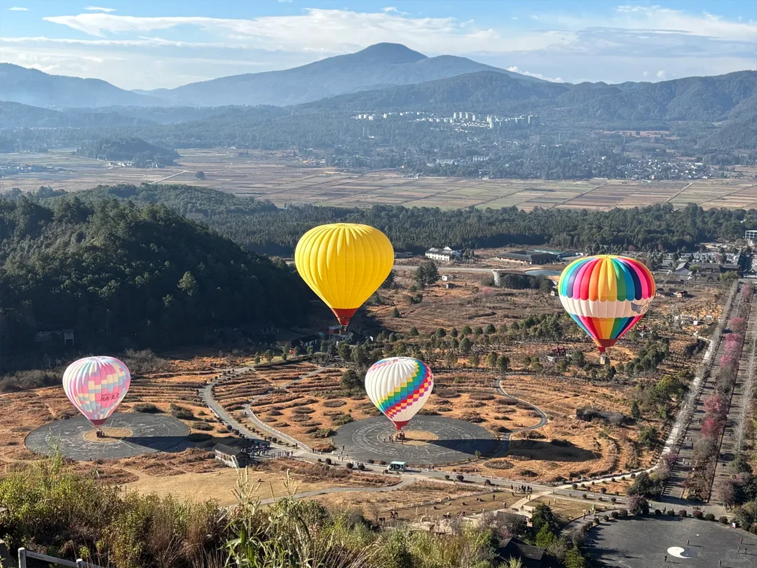 騰衝火山地質公園的熱氣球體驗，清晨搭乘升空，從高空俯瞰休眠火山群與田園山景，是騰衝必做的浪漫行程。