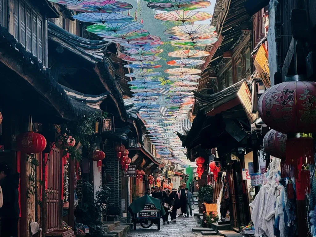 Wenxian Street Lijiang Ancient Town 雲南麗江古城油傘街,五彩油傘鋪滿歷史石板巷,兩側是傳統納西建築與紅燈籠,遊客絡繹不絕。