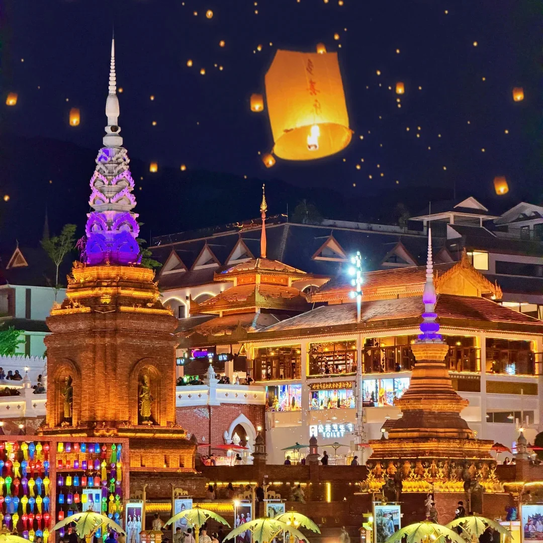 夜幕下的 西雙版納星光夜市 燈火璀璨，佛塔與天燈交相輝映。
