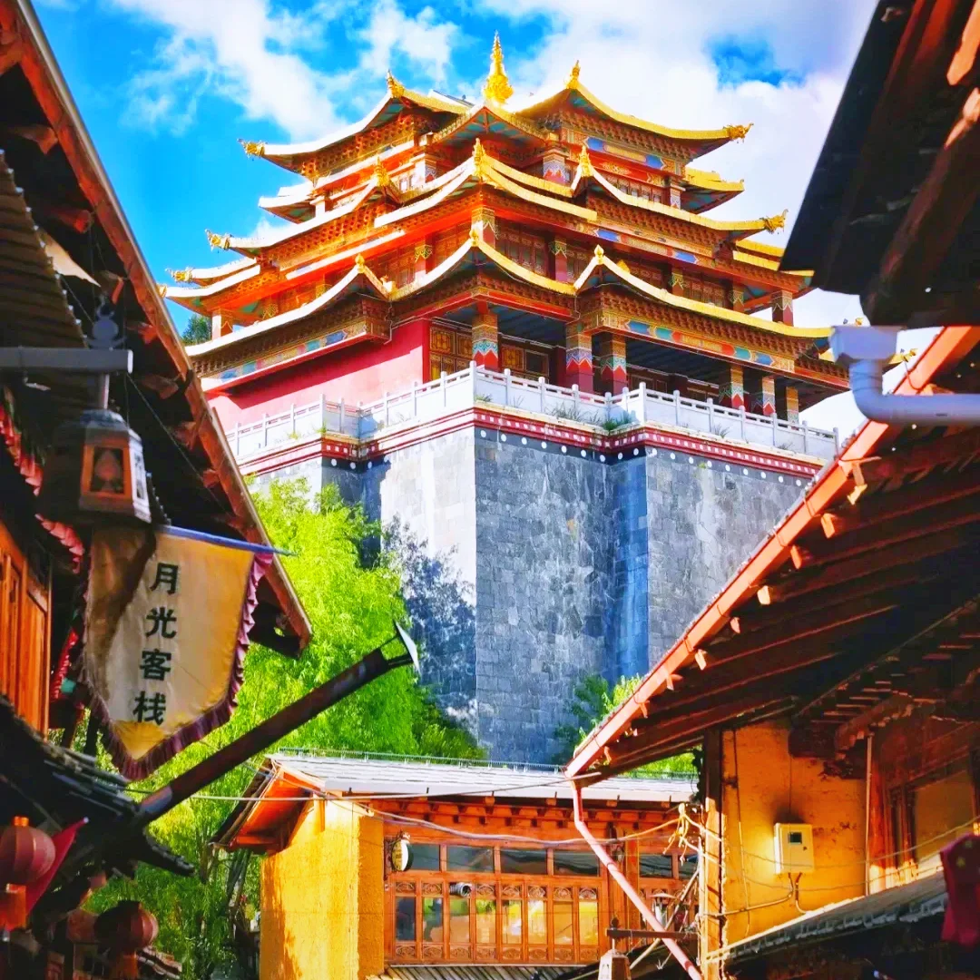 dukezong ancient town temple tibetan architecture shangri la 香格里拉独克宗古城内藏式寺庙建筑与传统街巷景观