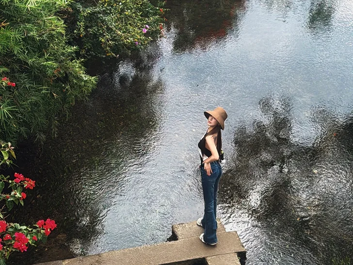 騰衝熱海的澡塘河河谷，清澈的河水與熱帶綠意環繞，石階延伸入水中，是熱海秘境般的打卡角落。