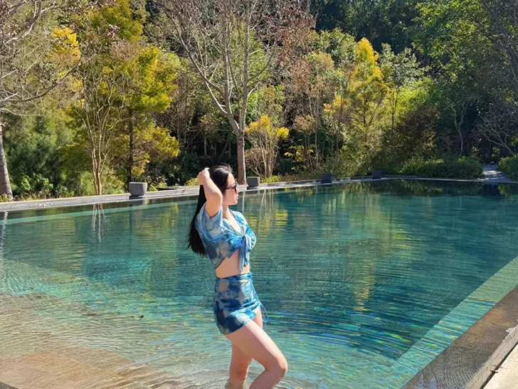 騰衝熱海的森林無邊溫泉池，澄澈藍綠色池水與周邊林木相映，是泡湯打卡的絕佳場景。