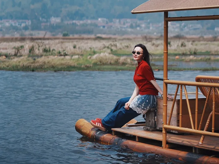 騰衝北海濕地公園的竹筏體驗，坐在竹筏上緩行於藍色水面，是感受濕地寧靜風光的最佳方式。