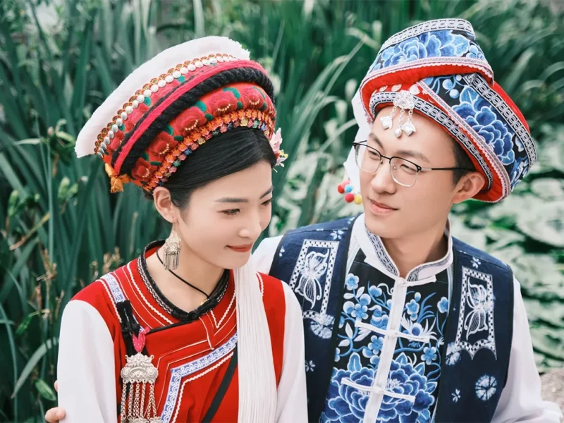 Dali Bai People Jinhua Apeng 大理白族金花與阿鵬身著傳統民族服飾,展現精緻刺繡與特色頭飾。