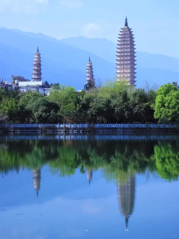 Dali Chongsheng Temple Three Pagodas 1 rld67di3yj2qzd08tw6ykgg994ayyt32ociv1kyr0g 大理崇聖寺三塔倒映於水面,搭配山景與綠意景觀,畫面寧靜優美