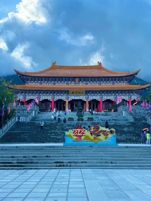Dali Chongsheng Temple Three Pagodas 3 大理崇聖寺三塔主殿建築,階梯延伸至寺廟,呈現傳統中式風格。