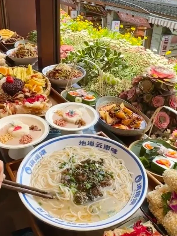 Dali Cuisine 大理美食展示,包含雲南特色麵食、米飯料理與多樣在地佳餚,擺放於窗邊餐桌。