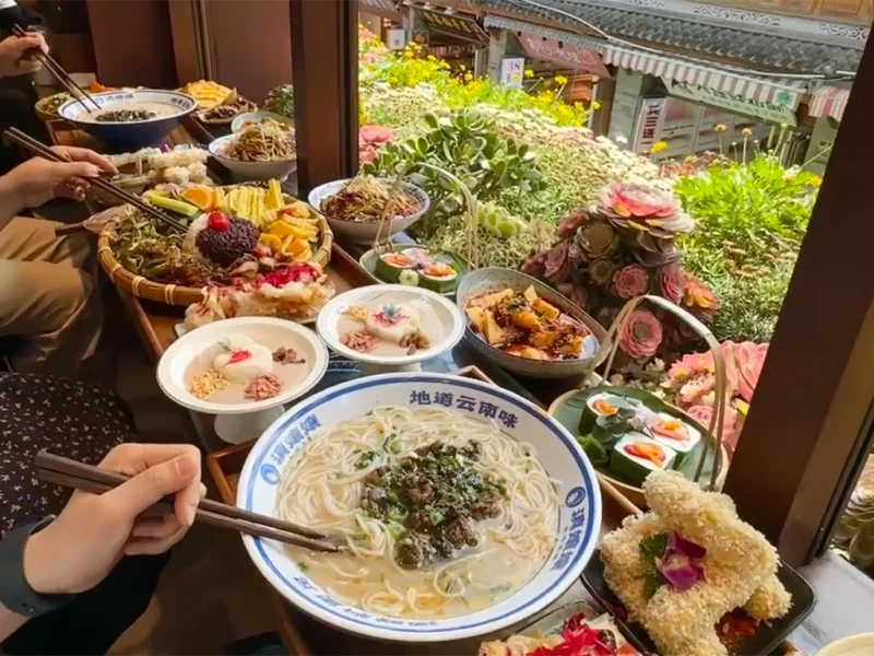 Dali Cuisine 大理美食展示,包含雲南特色麵食、米飯料理與多樣在地佳餚,擺放於窗邊餐桌。