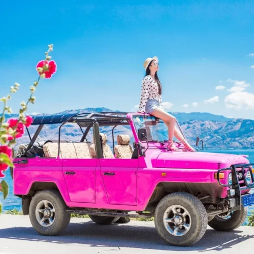 Dali Jeep Tour around Erhai Lake 1 大理敞篷吉普車遊洱海,粉色越野車與旅人欣賞湖景與山景。