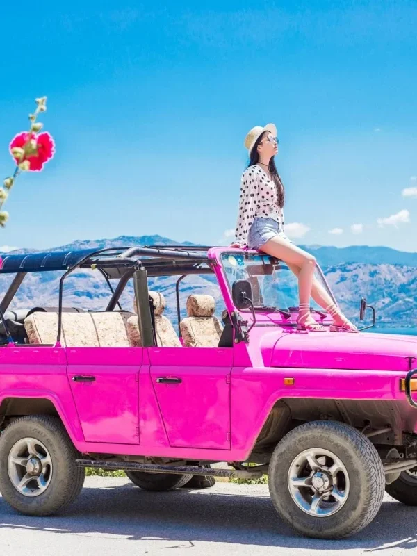 Dali Jeep Tour around Erhai Lake 1 大理敞篷吉普車遊洱海,粉色越野車與旅人欣賞湖景與山景。