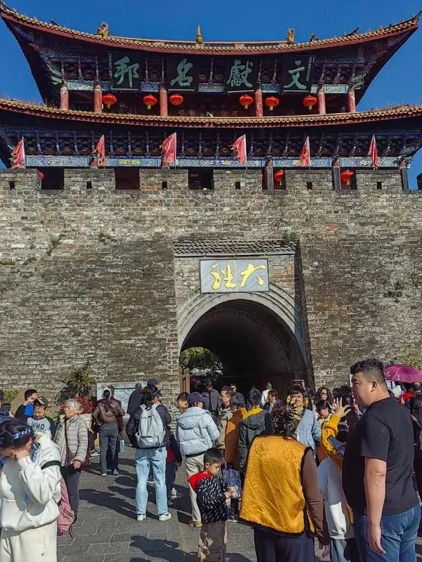 Dali Old Town 大理古城城門與文獻名邦城樓景觀,古老城牆與傳統樓閣建築高聳矗立,城門前遊客來往熱鬧,展現雲南大理古城歷史文化氛圍與著名旅遊地標景觀。