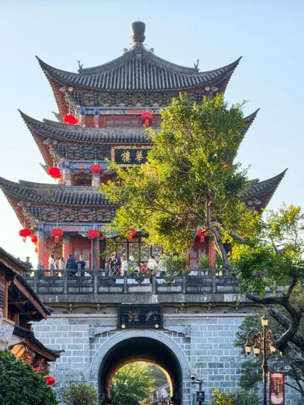 Dali Old Town1 rl9ge3l086l7rcd9c3m4ekva421je9u2p1ptf9l5q8 大理古城五華樓,傳統建築與紅燈籠點綴,下方為歷史城門景觀。