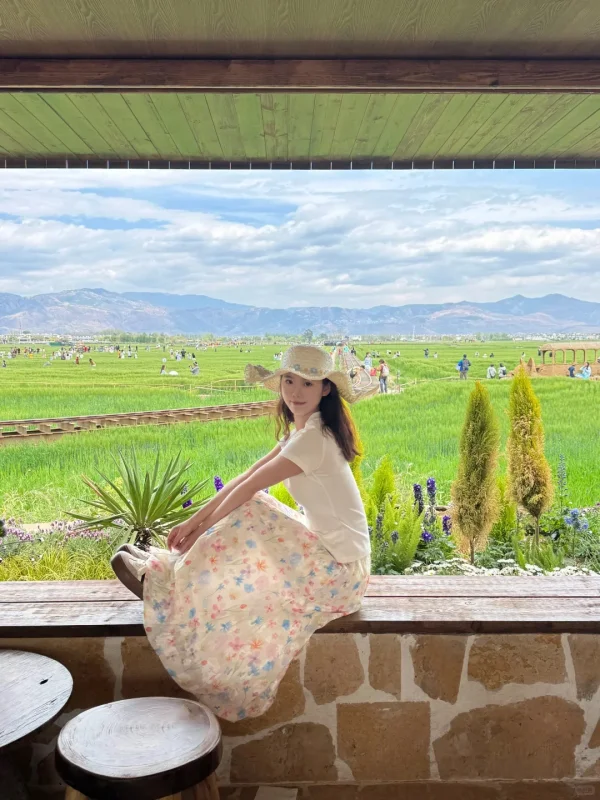 Dalis Pastoral Scenery 大理田園風光,綠色田野與鄉村景觀交織,氛圍寧靜自然。