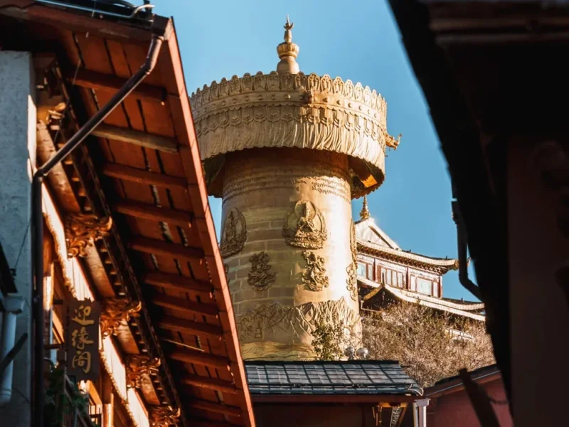 Dukezong Ancient City Prayer Wheel 香格里拉獨克宗古城世界最大轉經筒,鎏金巨型藏式經筒聳立古巷之間,高原晴空下金光璀璨,滿載千年藏傳佛教祈福文化。