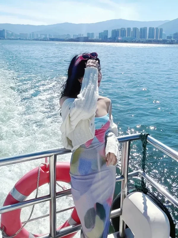 Erhai Yacht2 rko8dw410behv3ril96yp656fqs4081d7uy7u2cm68 在 洱海 遊艇甲板上,一名女子迎著湖風站立,身後水花翻湧,遠方城市與群山相映。