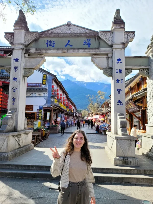 Foreigner Street in Dali Ancient City 大理洋人街牌坊,傳統石門與熱鬧街景,遊客穿梭於古城之中。