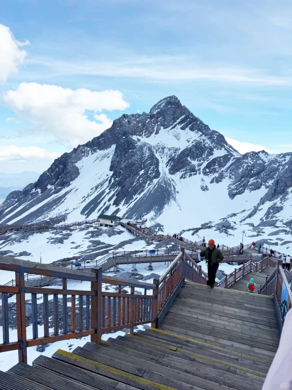 麗江玉龍雪山冬季棧道景觀。