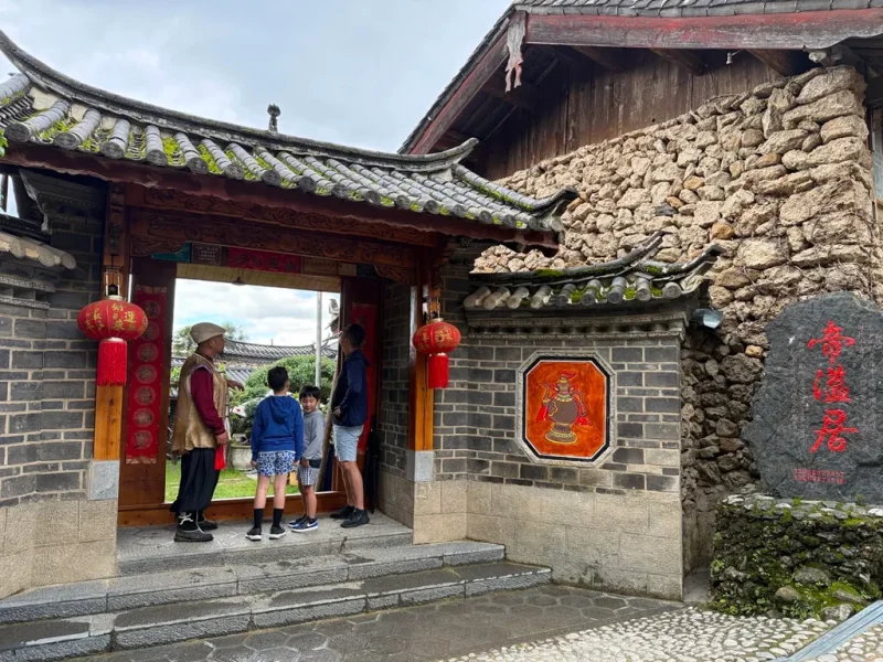 麗江納西族生活場景，庭院與傳統木屋建築。
