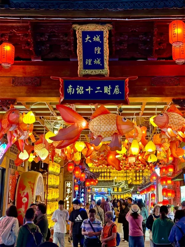Night View of Dali Ancient City 4 大理古城城隍城夜景,燈籠與傳統裝飾交織,人潮熱鬧。
