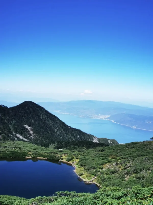 Overlooking Erhai Lake from Cangshan Mountain in Dali 從蒼山俯瞰洱海,山峰與高山湖泊交織,遠方湖水蔚藍壯麗。