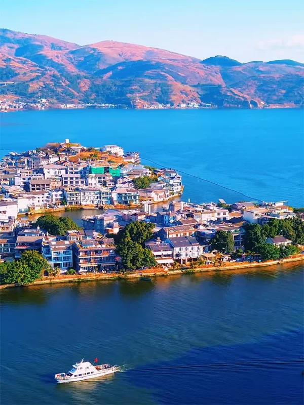Overlooking Erhai Lake from Cangshan Mountain rlcw4pfv1qlzfnswk4mziz3q33un2zbetb0j46p3r4 從蒼山俯瞰大理洱海,湖水與村落交織,遠山環繞景色壯麗。