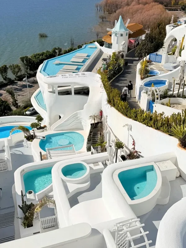 Santorini rkoohejwk6plsbznn93jgfkv2sfsmbnt86g2eh3o00 俯瞰 洱海聖托里尼,白色建築與藍色泳池依山面海錯落分布。
