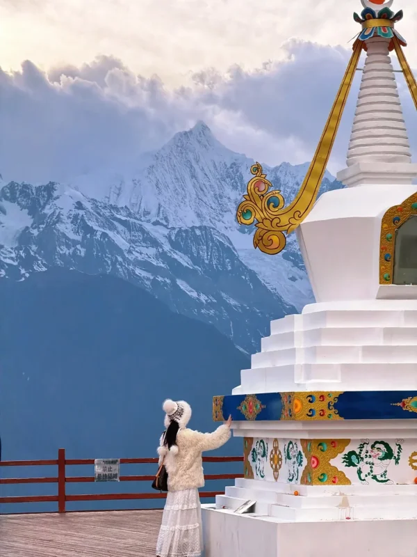 Shangri La Meili Snow Mountain 1 rnbwsetary105ezvbsppw2qqc7v0c0kcfjqvtiice8 在香格里拉梅里雪山腳下,與藏式白塔同框,背後是皚皚雪峰的卡瓦格博峰,是滇西旅行最具神聖感的畫面。