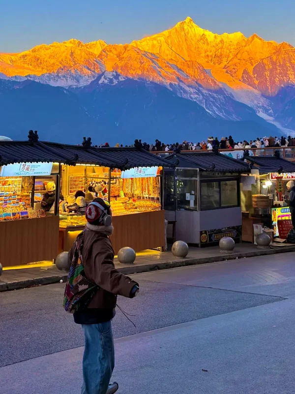 Shangri La Meili Snow Mountain 3 rnbwsrz1fmj0nygr6yehuzf6nm25bs0l5cvojdytz4 在飛來寺市集的街頭,與梅里雪山「日照金山」奇景同框,金色的雪峰與暖黃的市集燈光相映,是滇西旅行最神聖的瞬間。